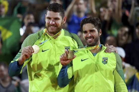Alison e Bruno Schmidt com as medalhas de campeões olímpicos