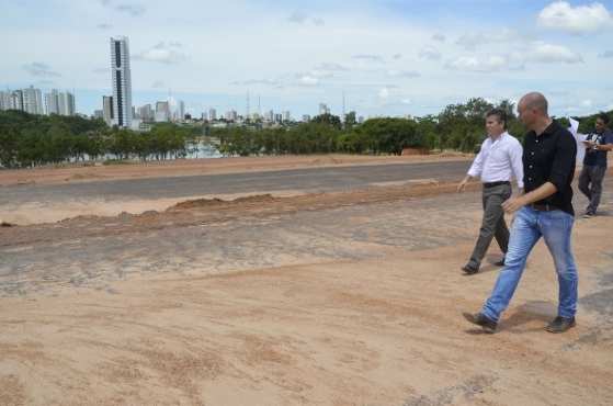 Mendes vistoria obras ao lado de secretário de Cultura de Cuiabá
