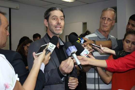 O pedido ocorreu porque Rogers apoia abertamente o candidato Wilson Santos.