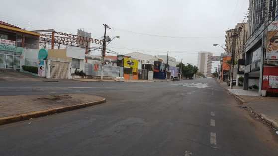 Ruas do Centro da cidade amanheceram vazias neste domingo (04).