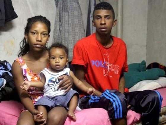 Jean Paul e família vivem debaixo de viaduto em SP