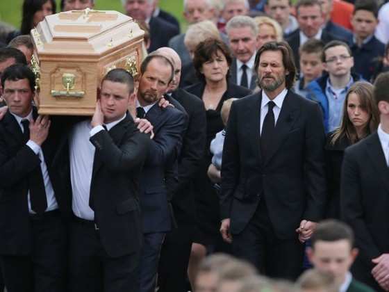 Jim Carrey durante o funeral de sua ex-namorada Cathriona White, na Irlanda