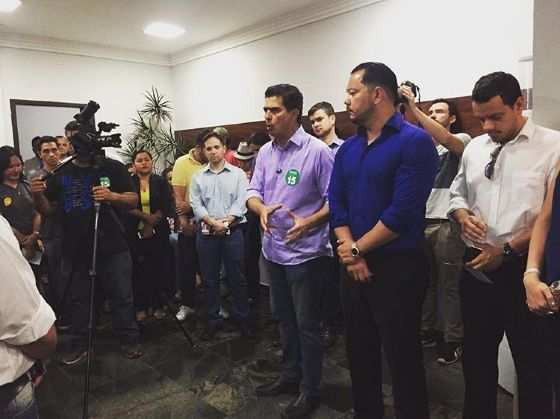 Frederico (de azul) faz reuniões em sua empresa em prol de Pinheiro