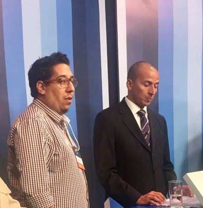 Caique ao lado do procurador durante debate da TVCA