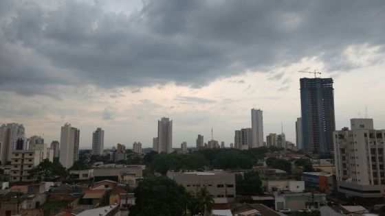 A probabilidade de chuva é de 20%, segundo o Climatempo.