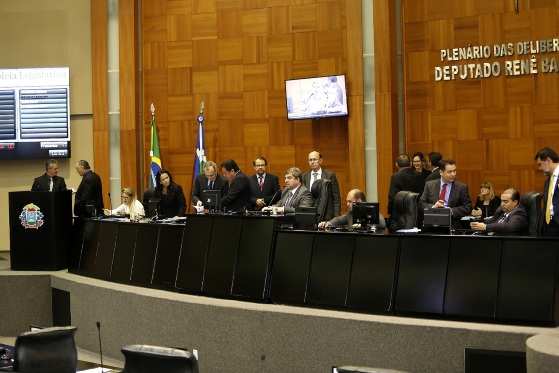 Deputados cobram que presidente Guilherme Maluf pague os salários dos servidores.