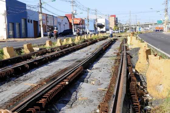 As obras do VLT, em Cuiabá e Várzea Grande, estão paradas desde o fim de 2015