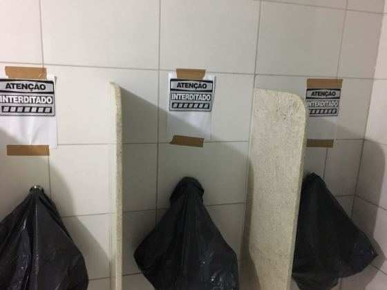 Banheiro interditado complica a vida dos servidores.