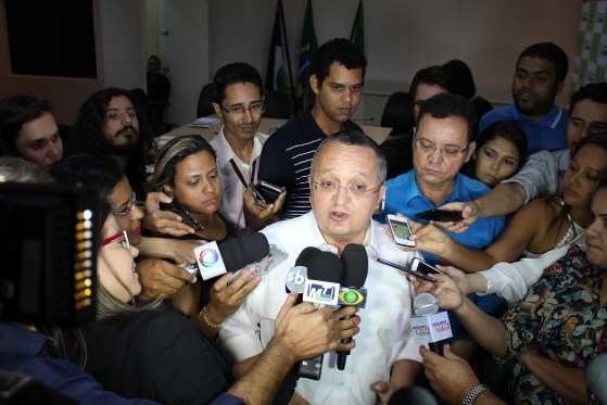 Pedro Taques esteve na Prefeitura para debater repasses para a saúde da capital.