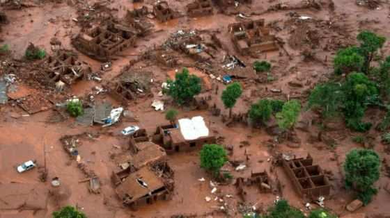 A barragem se rompeu no dia 5 de novembro de 2015, destruindo o distrito de Bento Rodrigues, em Mariana, e atingindo várias outras localidades.