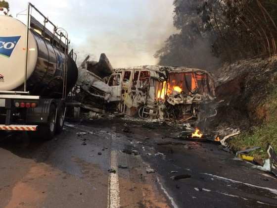 Acidente entre caminhão carregado com leite e ônibus bateram na PR-323, em Cafezal do Sul, nesta segunda-feira 