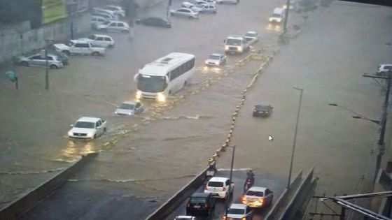 O pior alagamento registrado foi no Viaduto da UFMT, na Avenida Fernando Corrêa.