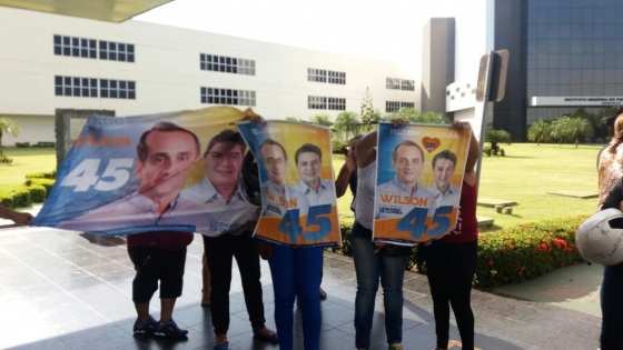 Com cartazes da campanha eles ocuparam a entrada e o saguão da Assembleia Legislativa