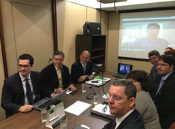 O procurador Deltan Dallagnol (à esquerda) durante reunião com deputados na Câmara