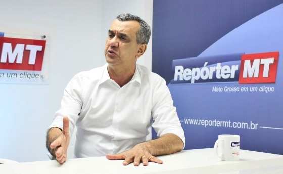 O vereador Renivaldo Nascimento (PSDB) em entrevista na bancada do site RepórterMT.