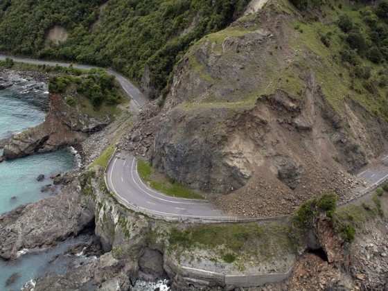 Deslizamento de terra cobre trecho de rodovia perto de Kaikoura, na Nova Zelândia, após terremoto deste domingo (13)