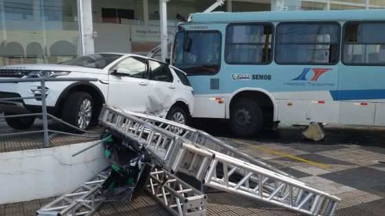 O acidente foi registrado na Avenida Fernando Corrêa da Costa.