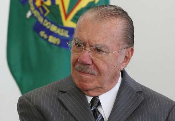 s câmeras do prédio o mostraram saindo correndo pelas escadas do prédio.