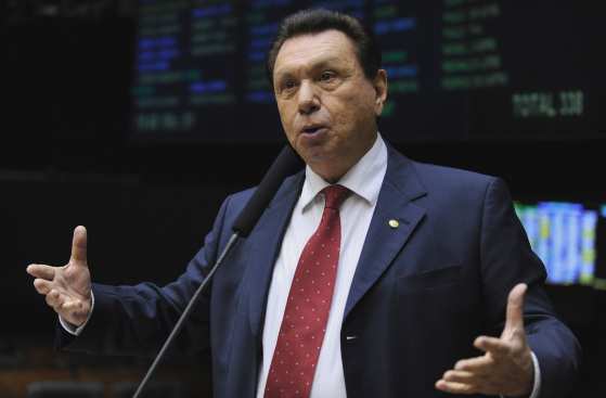 O deputado federal Carlos Bezerra propõe mudar regras da CLT 