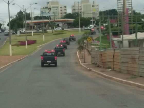 Dez viaturas, acompanhadas de dois ônibus, circularam em Cuiabá, na manhã desta sexta-feira (18).