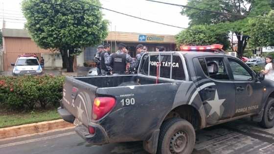 Polícia Militar foi acionada graças a pedestre que passava em frente aos Correios e viu o assalto que seguia dentro da unidade.
