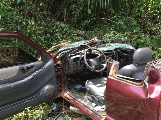 Bombeiros precisaram cortar a lataria do carro para retirar a vítima.