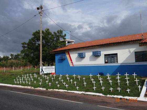 A ação acontece no posto da Polícia Militar, na rodovia MT-251, a estrada de Chapada.