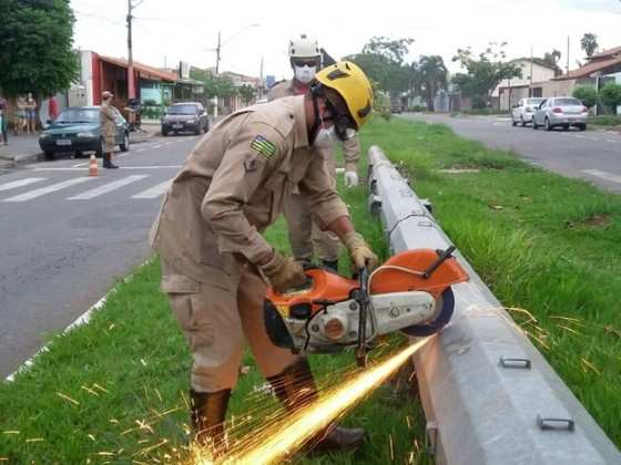 Corpo em decomposição é localizado dentro de poste em Goiânia 