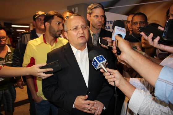Governador ressalta que Estado depende de repasses da União para normalizar pagamentos.