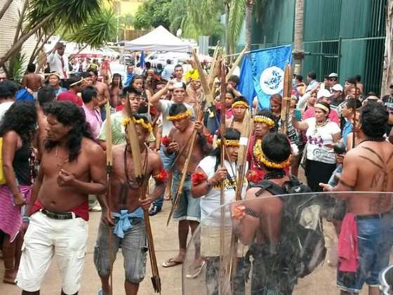 Indígenas protestam em Brasília contra a Proposta de Emenda à Constituição (PEC) 55 (antiga PEC 241), que estabelece um teto para os gastos públicos nos próximos 20 anos