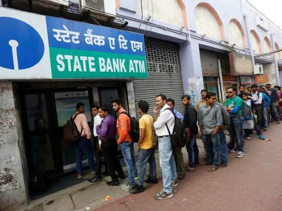 Bancos e caixas eletrônicos registram longas filas depois de o governo retirar de circulação cédulas de 500 rúpias.