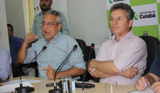 O secretário Marcelo Oliveira, responsável pela intervenção na CAB e o prefeito Mauro Mendes apresentaram dados à imprensa.