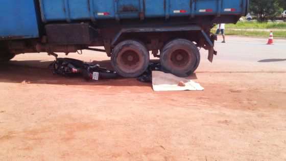 O motociclista morreu preso entre as rodas do caminhão.