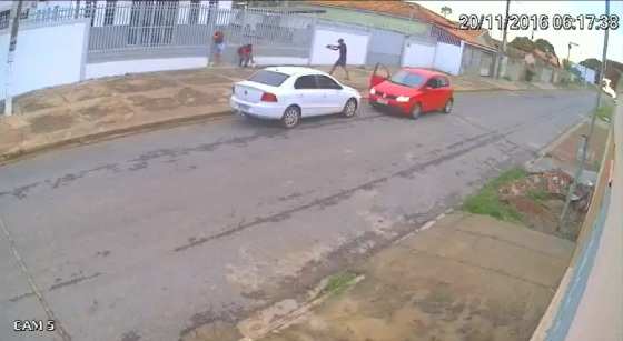 O carona desceu do carro já apontando a arma para as vítimas.