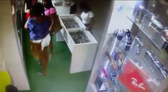 Imagens mostram criminosas furtando os óculos.