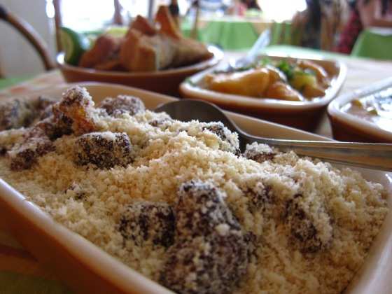 Reportagem apresenta pratos da culinária cuiabana tradicional e moderna.