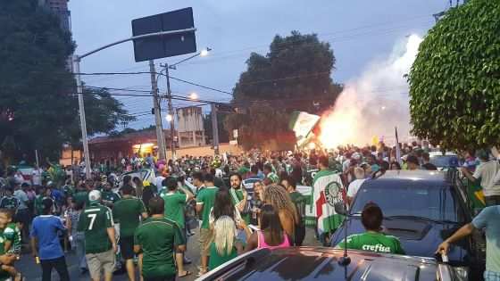 A torcida lotou a Praça Oito de Abril.