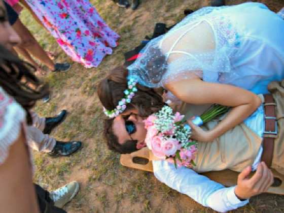 Danny e Érica Gama se casaram após noivo ter fraturas ao descer de paraquedas na cerimônia