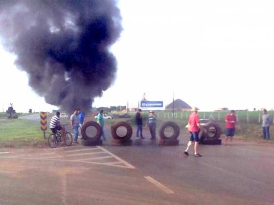 Os manifestantes estão impedindo a passagem de caminhões com carga.
