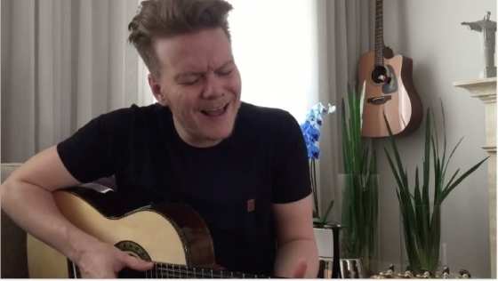 A música foi escrita há alguns dias em parceria com o irmão do cantor