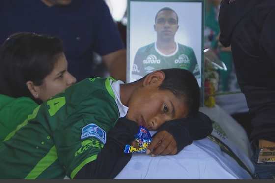 Criança participa de velório de jogadores e dirigentes da Chapecoense, na Arena do Condá