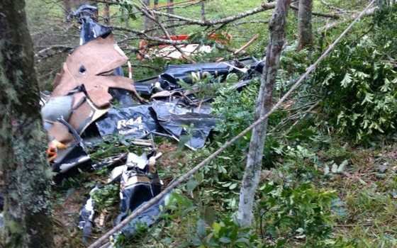 Destroços do helicóptero que caiu em São Lourenço da Serra
