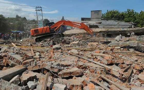 Várias casas, mesquitas e lojas desabaram na pequena cidade de Meureudu e no distrito de Pidie
