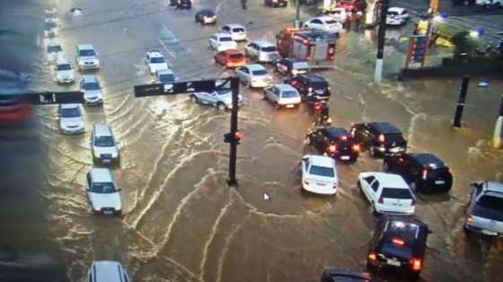 O temporal causou alagamento em vários pontos; situação crítica foi registrada perto do Viaduto da UFMT