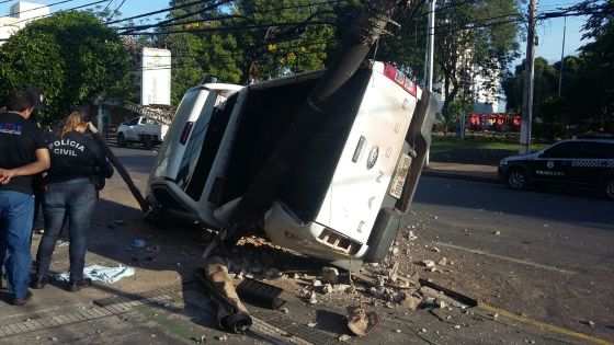 Acidente entre táxi e caminhonete deixou parte da região central sem energia.
