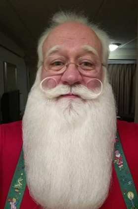 Aos 80 anos, Eric é engenheiro e Papai Noel: abraço em pequeno fã antes de sua partida 