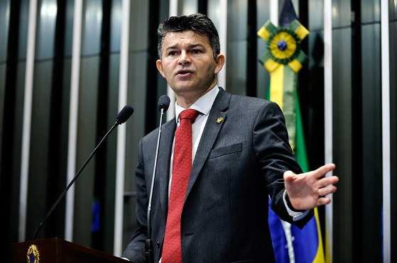O senador José Medeiros fez coro com o presidente eleito Jair Bolsonaro e criticou a prova da OAB.