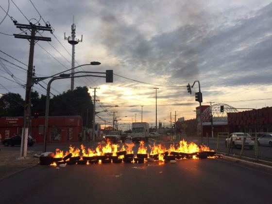 Protesto bloqueou trecho da Avenida Fernando Corrêa da Costa.