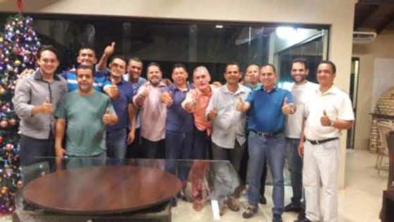 Vereadores que apoiam Justino Malheiros posaram para foto, festejando o acordo político