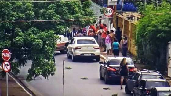 Criança foi atropelada quando atravessava a via